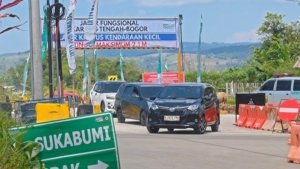 Laju Kendaraan Tersendat di Exit Tol Fungsional Bocimi Siang Ini