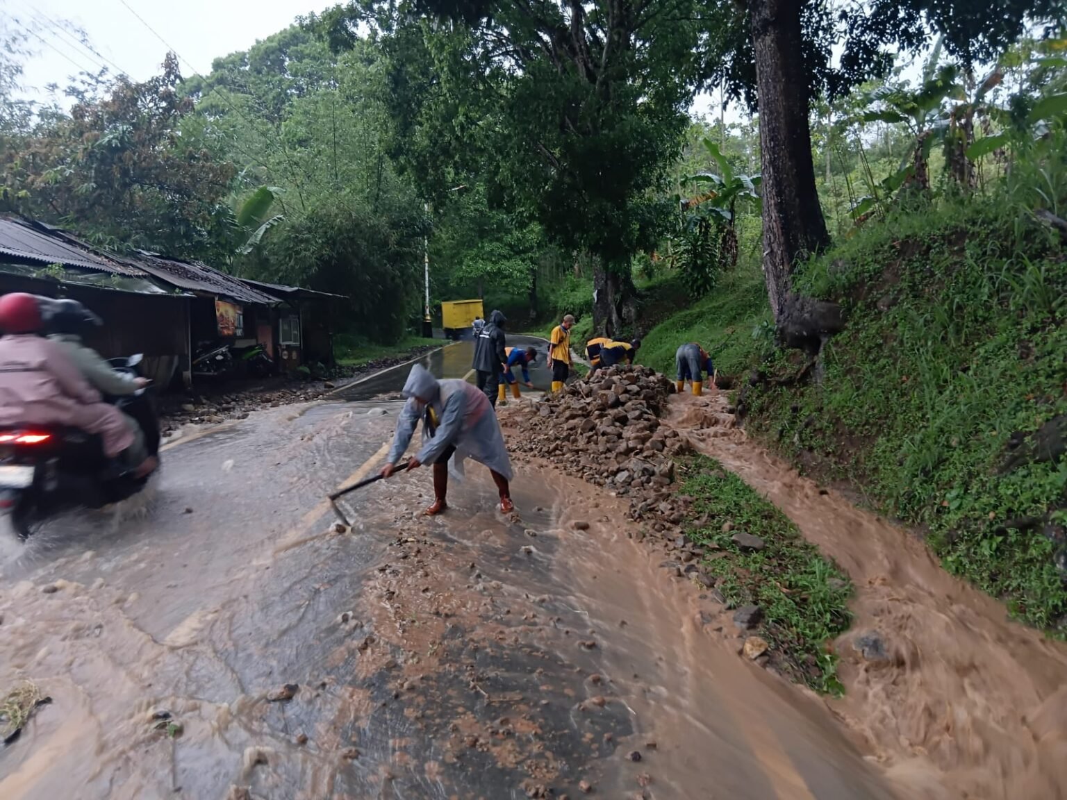 Banjir Limpasan Terjang Jalur Sukabumi-Sagaranten, Akses Sempat Lumuh Total