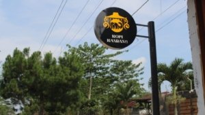 Kopi Kandang Sukabumi, Sensasi Wisata Unik Ngopi Sambil Berinteraksi dengan Satwa