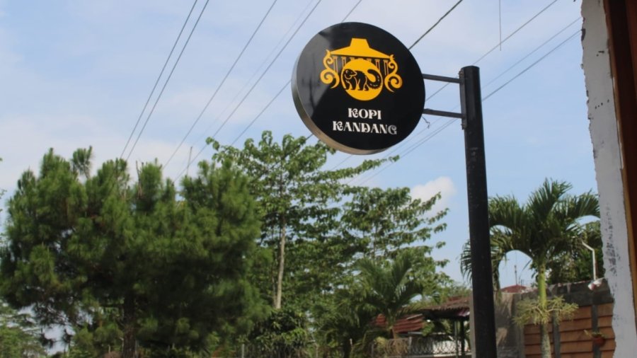 Kopi Kandang Sukabumi, Sensasi Wisata Unik Ngopi Sambil Berinteraksi dengan Satwa