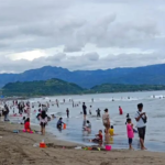 Pantai Pelabuhan Ratu padat dikunjungi wisatawan