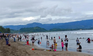 Pantai Pelabuhan Ratu padat dikunjungi wisatawan