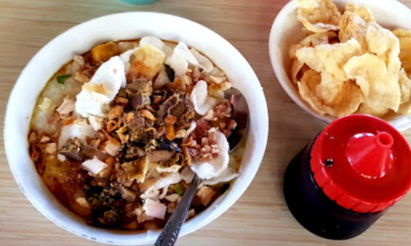 Bubur Ayam Bunut, kuliner legendaris yang populer di Sukabumi.