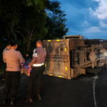 Truk Boks Air Mineral Terguling di Lingkar Selatan Sukabumi, Polisi Pastikan Tidak Ada Korban Jiwa