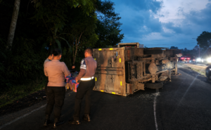 Truk Boks Air Mineral Terguling di Lingkar Selatan Sukabumi, Polisi Pastikan Tidak Ada Korban Jiwa