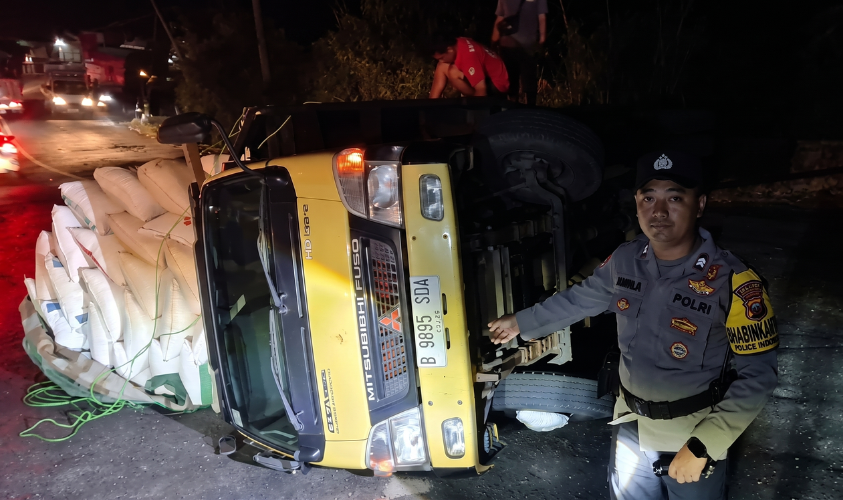 Truk Bermuatan Sekam Terguling di Tanjakan Baeud Sukabumi, Polisi Ingatkan Pengemudi