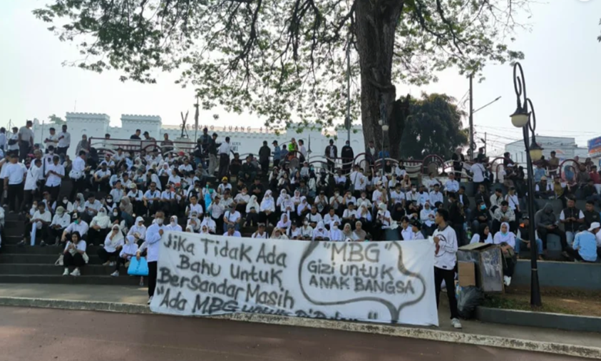 Ribuan Warga Sukabumi Padati Lapang Merdeka, Dukung Keberlanjutan Program MBG