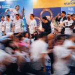 Petugas lintasan dan peserta terlibat perdebatan saat penertiban pelari tanpa BIB di Mandiri Jogja Marathon 2026.