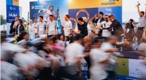 Petugas lintasan dan peserta terlibat perdebatan saat penertiban pelari tanpa BIB di Mandiri Jogja Marathon 2026.