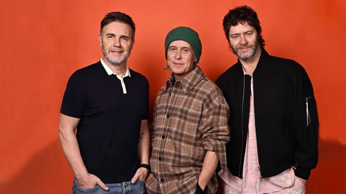 Gary Barlow, Mark Owen, dan Howard Donald mempromosikan single terbaru Take That berjudul "Sweet July".