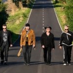 Personel U2 tampil bersama saat merilis single terbaru "Street of Dreams" dengan formasi lengkap.