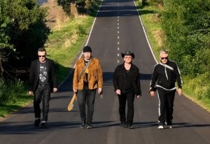 Personel U2 tampil bersama saat merilis single terbaru "Street of Dreams" dengan formasi lengkap.