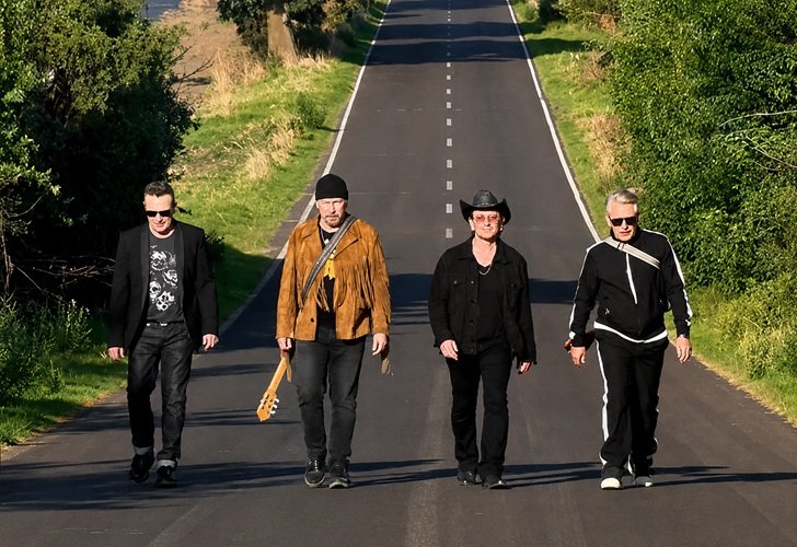 Personel U2 tampil bersama saat merilis single terbaru "Street of Dreams" dengan formasi lengkap.