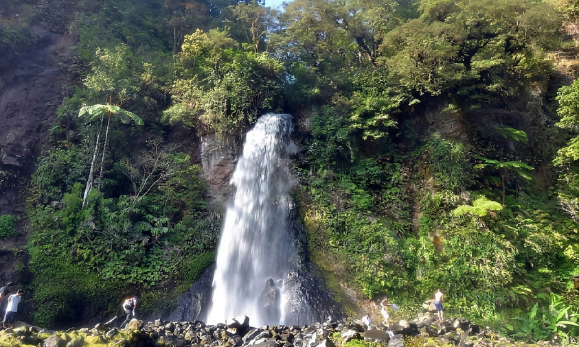 Curug Cibeureum air terjun populer di kawasan Gunung Gede