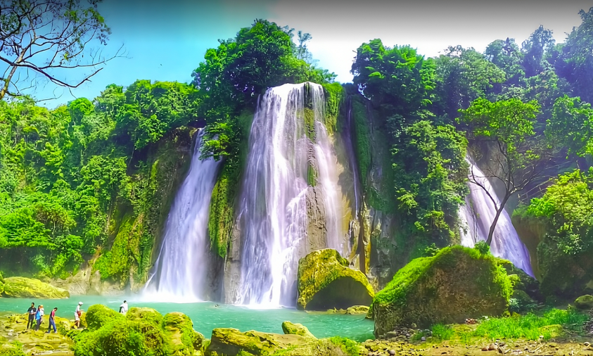 Curug Cikaso dengan tiga aliran air terjun di Sukabumi