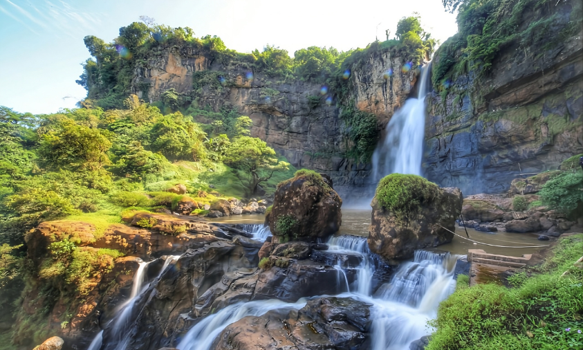 Curug Cimarinjung dengan tebing batu purba di Sukabumi