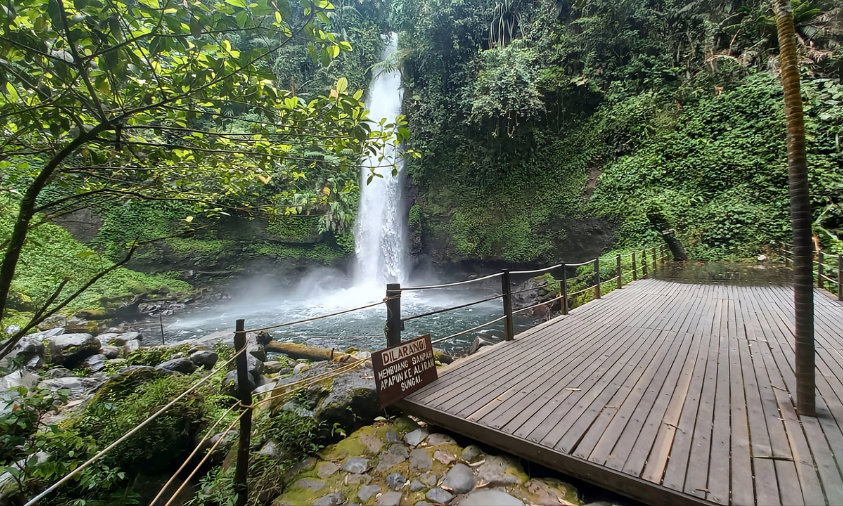 Curug Sawer air terjun di kawasan Situ Gunung Sukabumi