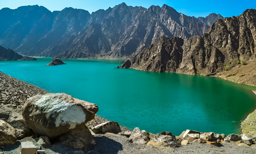 Danau Bacan dengan air hijau toska di Sukabumi