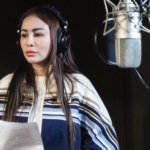 Momo menjalani proses rekaman untuk single terbarunya sebagai penanda comeback ke industri musik Indonesia.
