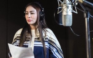 Momo menjalani proses rekaman untuk single terbarunya sebagai penanda comeback ke industri musik Indonesia.