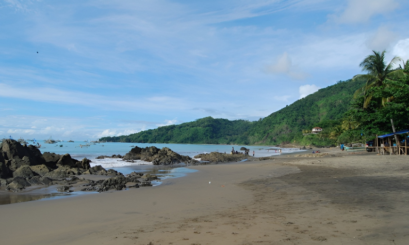 Pantai Cibangban dengan suasana pantai yang tenang di Sukabumi