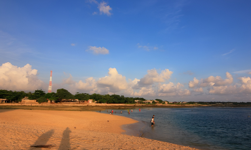 Pantai Cibuaya dengan karang alami dan laut biru di Sukabumi