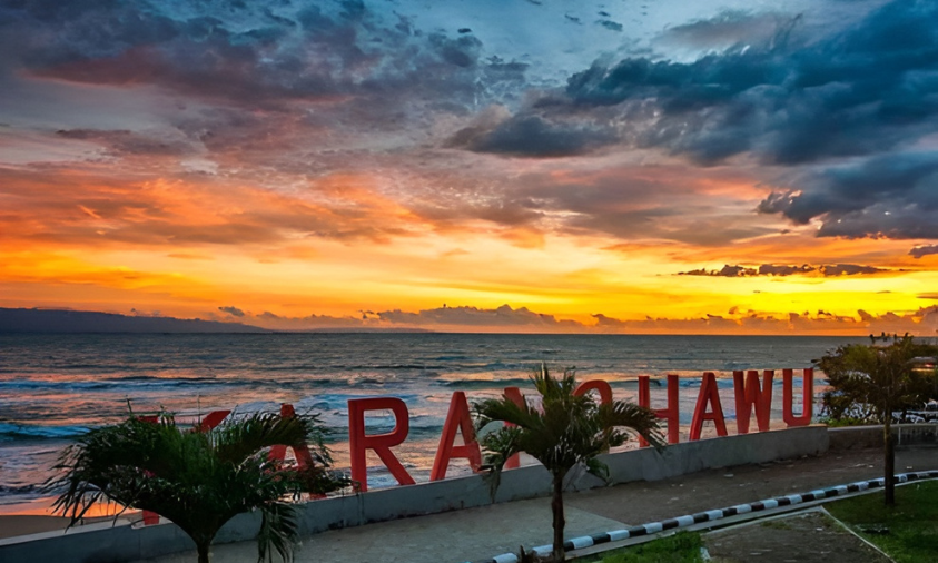 Pantai Karang Hawu dengan batu karang ikonik di Sukabumi