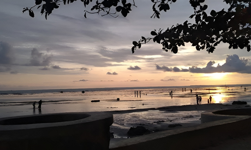 Pantai Minajaya dengan panorama laut selatan Sukabumi
