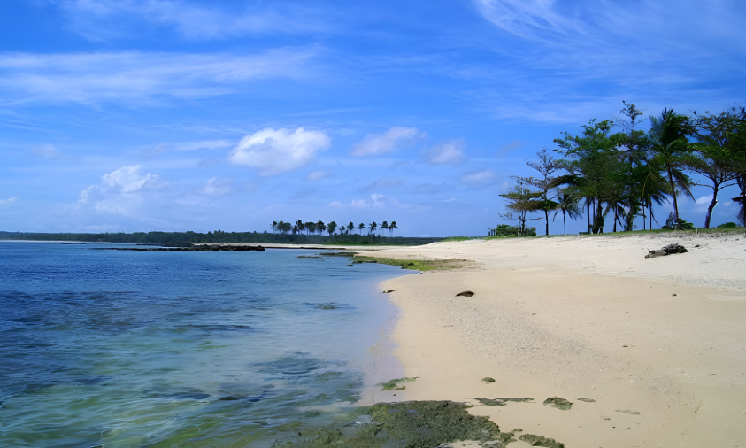 Pantai Ujung Genteng dengan pasir putih dan laut biru di Sukabumi