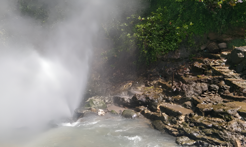 Pemandian Air Panas Cisolok dengan geyser alami di Sukabumi
