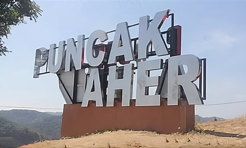 Panorama Puncak Aher di kawasan Geopark Ciletuh Sukabumi