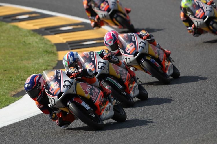Indonesia Raya Berkumandang di Sachsenring, Kiandra Ramadhipa Cetak Sejarah di Red Bull MotoGP Rookies Cup 2026