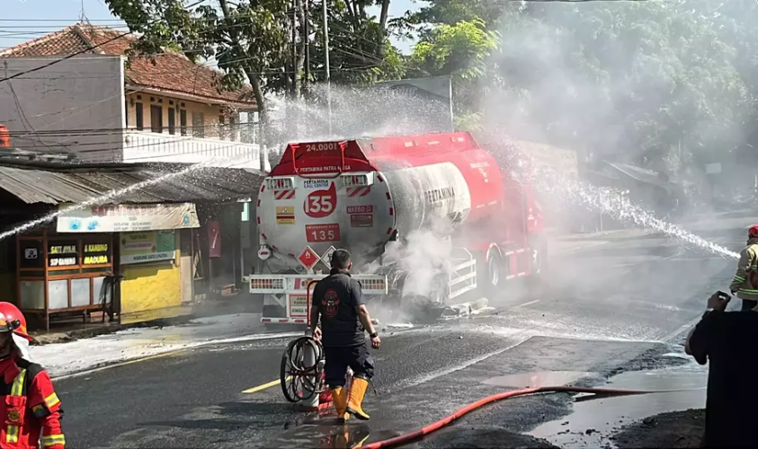Rem Overheat Picu Kebakaran Truk Tangki Pertamina 24.000 Liter di Warungkondang