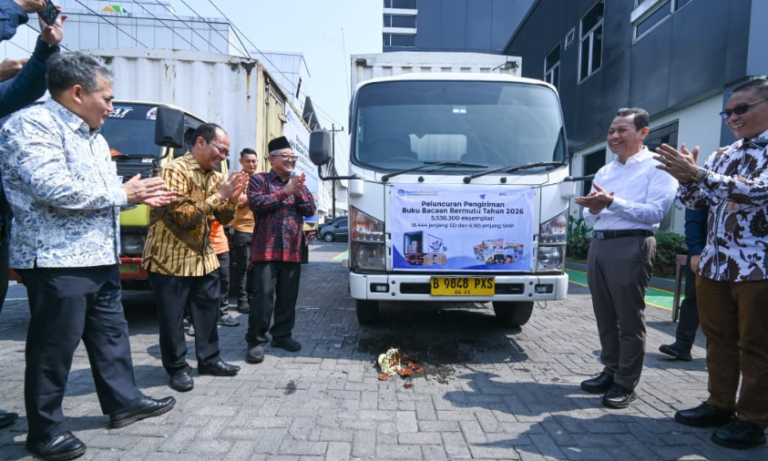 Pemerintah Salurkan 5,5 Juta Buku Bacaan, Warganet Soroti Kesejahteraan Guru Honorer